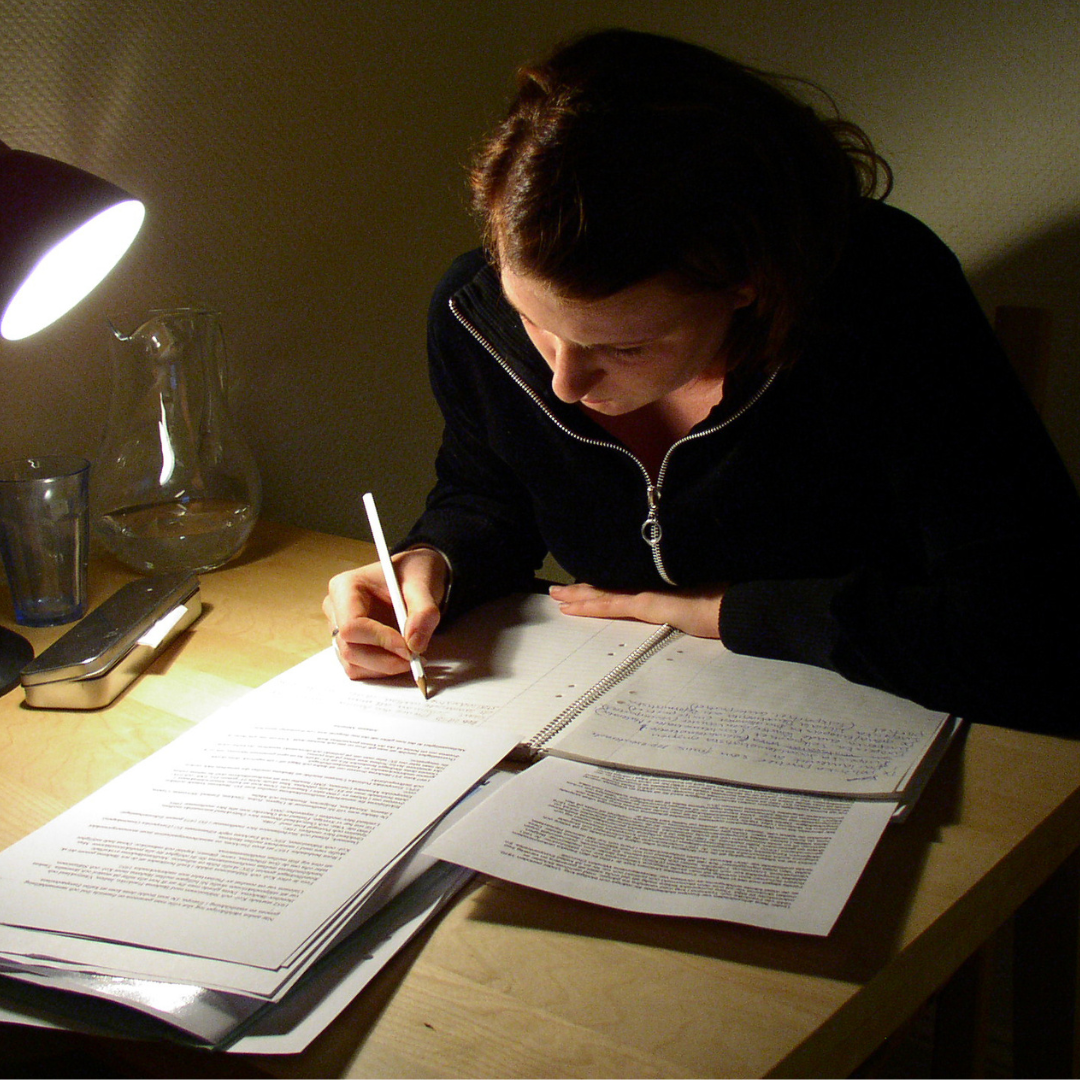 Estudante concentrada revisando gramática à noite
